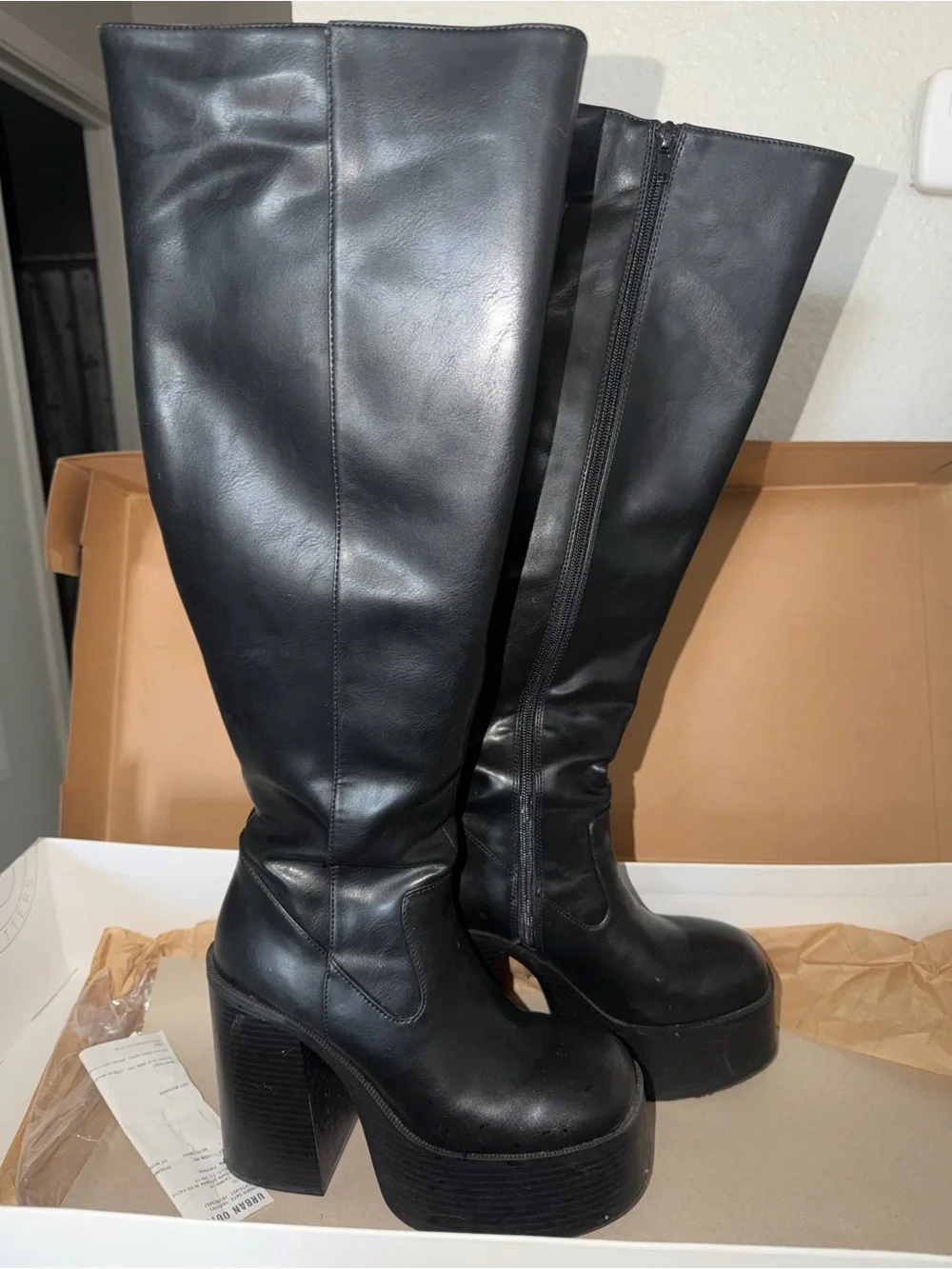 Urban Outfitters sleek black